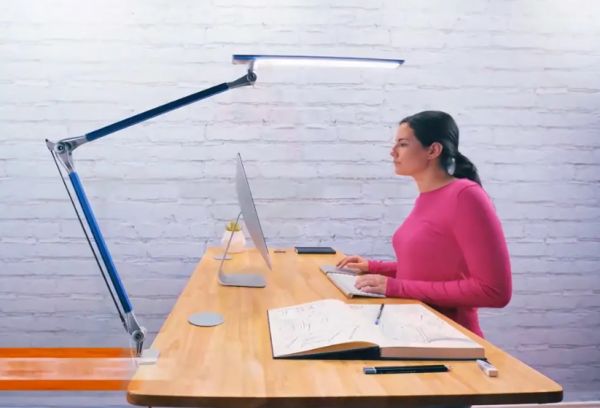 Meja kerja dengan pencahayaan LED yang hemat energi